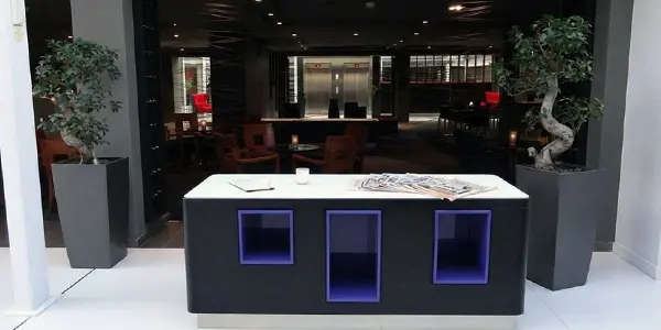 Meble kontraktowe do hoteli i restauracji – trwałe zabudowy pokoi hotelowych, recepcji i przestrzeni wspólnych.