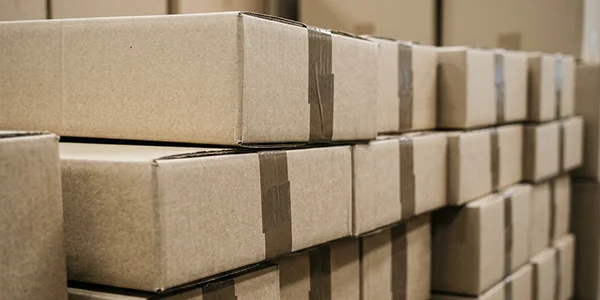 oiko-produkcja-seryjna-fronty-meblowe-skala-warszawa-2 Nowoczesna hala produkcyjna OiKO z przygotowanymi do wysyłki partiami frontów lakierowanych, prezentująca dużą skalę możliwości produkcyjnych.