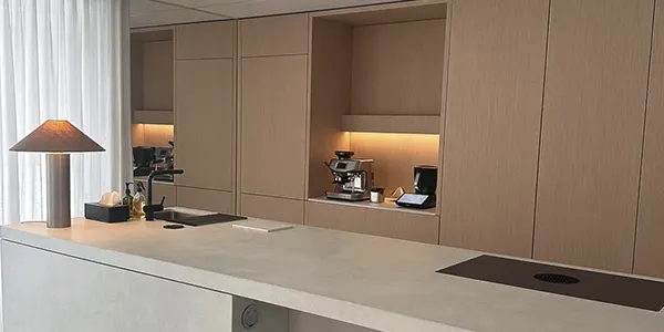 realizacja-klienta-oiko Ramię robota OiKO wykonujące precyzyjne wykończenie krawędzi monolitycznego mebla na podstawie dokumentacji technicznej, prezentujące inżynierskie wsparcie dla projektów klienta.